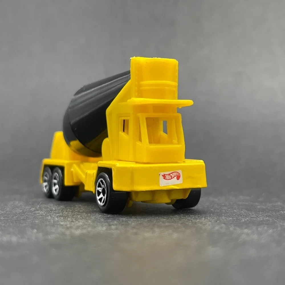 Hot Wheels Oshkosh‎ Cement Concrete Mixer Yellow Truck Diecast 1/64 Scale Loose